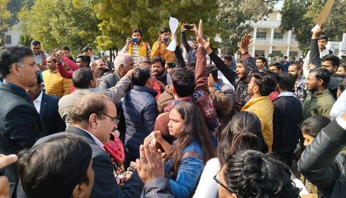 रोहित वेमुला की पुण्यतिथि मनाने को लेकर भिड़े आइसा और ABVP छात्र गुट, लखनऊ विश्वविद्यालय में जमकर हुआ हंगामा