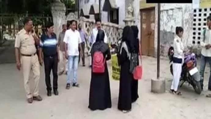 मुरादाबाद: ड्रेस कोड लागू होने के बाद बुर्का पहनकर कॉलेज पहुंची छात्राएं, एंट्री नहीं मिलने पर हुआ जमकर हंगामा