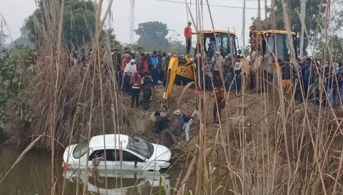 हापुड़ में तालाब में जा गिरी अनियंत्रित कार, गाजियाबाद से घर वापस आ रहे 4 लोगों की हुई मौत 
