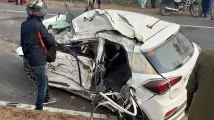 तेज रफ्तार कार पेड़ में टकराने से दो की मौत हो गई