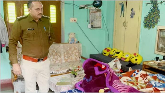 कमरे में पेशे से शिक्षक जितेन्द्र, उसकी पत्नी सुशीला व बेटी हिमानी के शव बेड पर मिले। उन्होंने बताया कि मृतकों का किसी से कोई विवाद नहीं था।