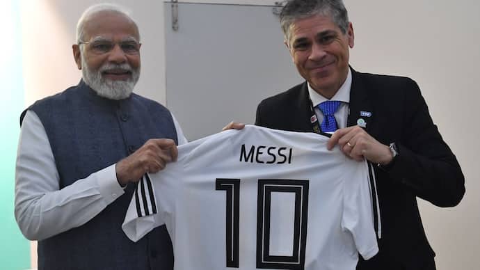 YPF Chief gifted Messi T shirt to Modi