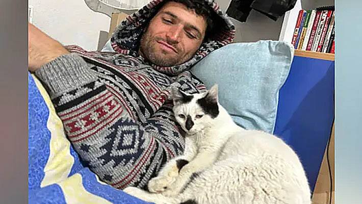 cat not leaving man who rescued