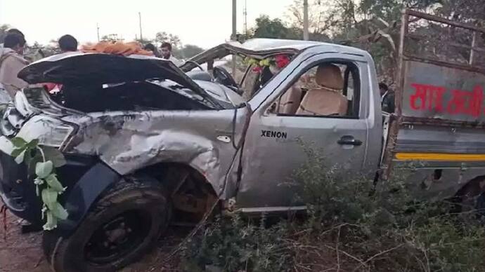 Chhattisgarh 11 people killed 12 injured in pickup van truck collision 