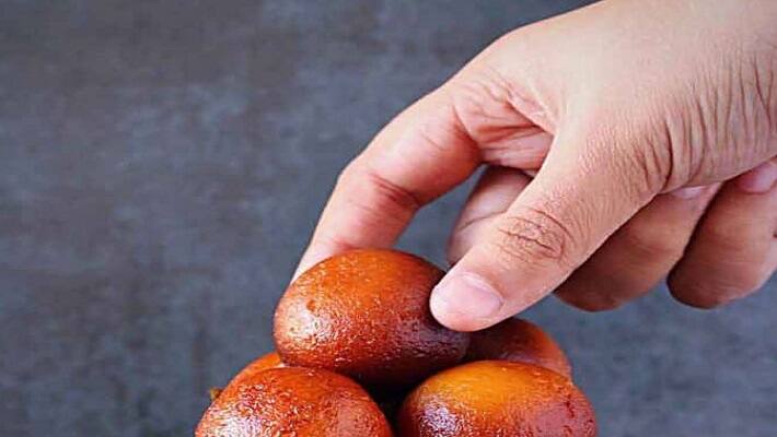 raipur news Friend attacked for picking Gulab Jamun from plate at wedding ceremony