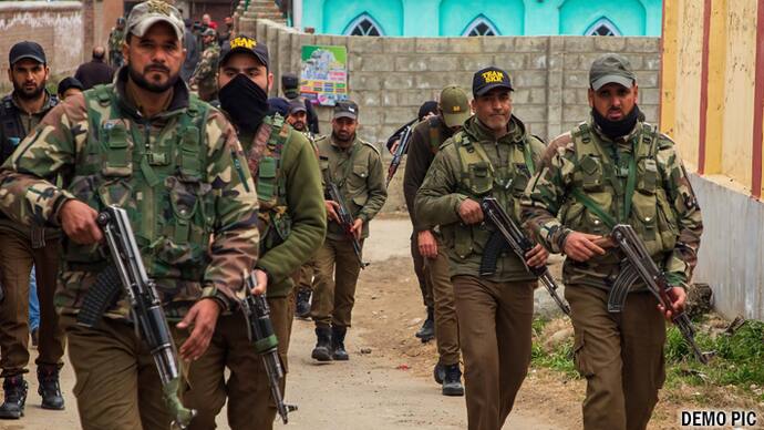Kashmir Police raid lashkar commander house 