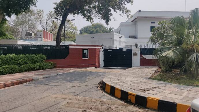 India removes all external security Barricades Bunkers PCR Vans in front of the British High commission 