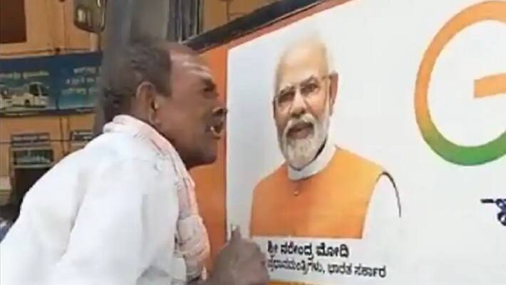 Karnataka farmer kisses PM Modi photo 