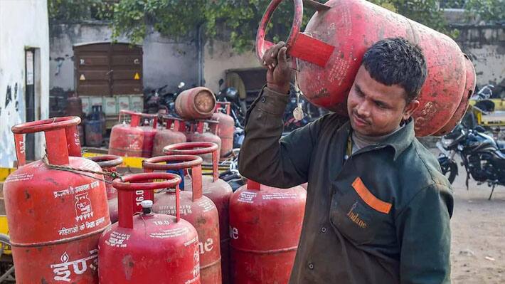 Ashok Gehlot announcement of giving lpg cylinder will be available for rs 500 in Rajasthan 