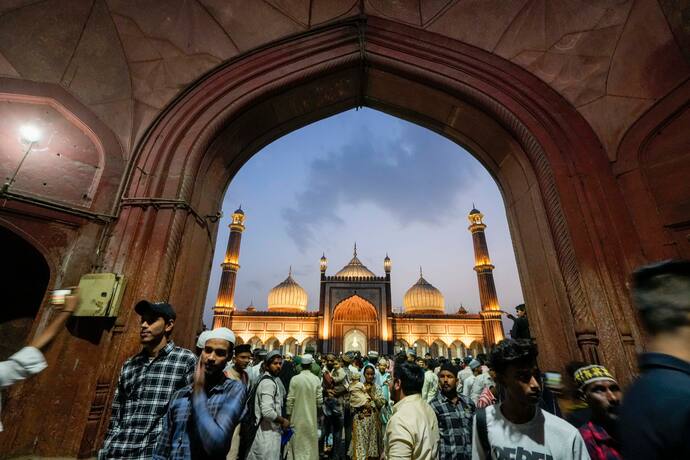 Muslims visit Jama Masjid