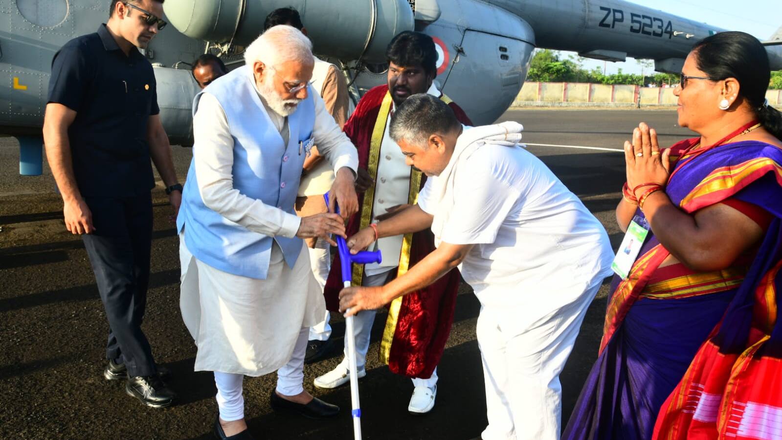 PM Modi helped senior BJP activist Sevalal who had leg fracture in Kalaburagi karnataka bsm