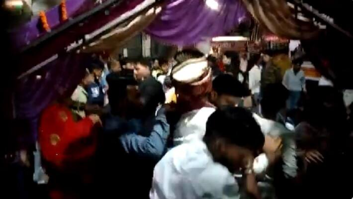 agra news  stampede in marriage hall before marriage people running away with groom 