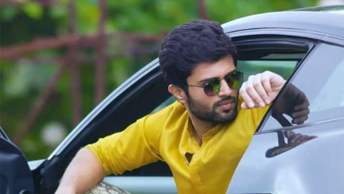 Vijay Deverakonda B'Day : 2.26 करोड़ की लग्जरी कार से घूमते हैं विजय ...