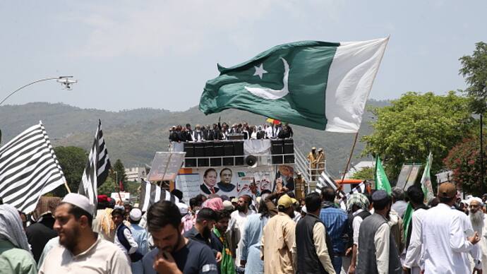 Pakistans ruling coalition stages protest against judiciary favouring former PM imran Khan 