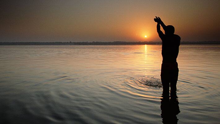 Ganga Snan Mantra: घर पर ही ये छोटा-सा मंत्र बोलकर नहाएं, मिलेगा गंगा ...