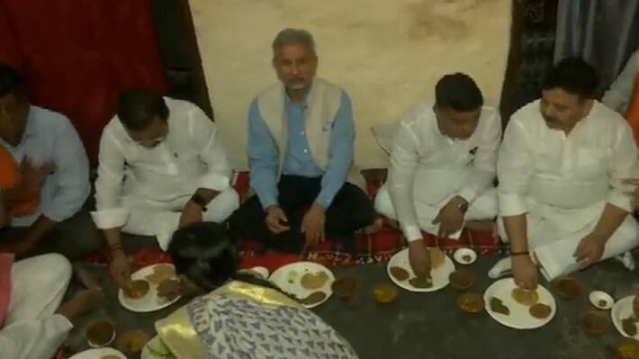 varanasi g20 news EAM S Jaishankar Eats Breakfast sitting on ground at bjp Dalit Booth President s Residence 