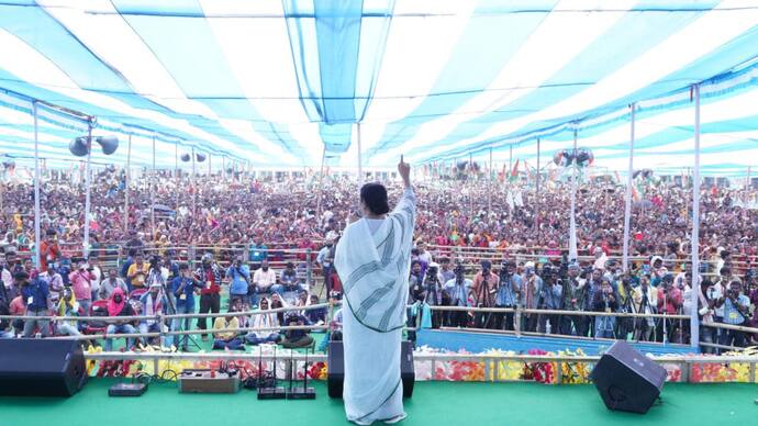 CM Mamata Banerjee went to Jalpaiguri for election campaign and made tea standing in a shop