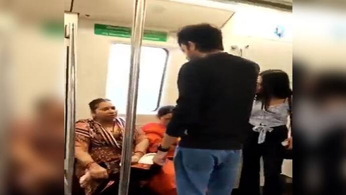 delhi metro couple fight aunties