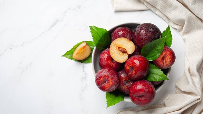 Five-benefits-of-eating-plum-in-monsoon