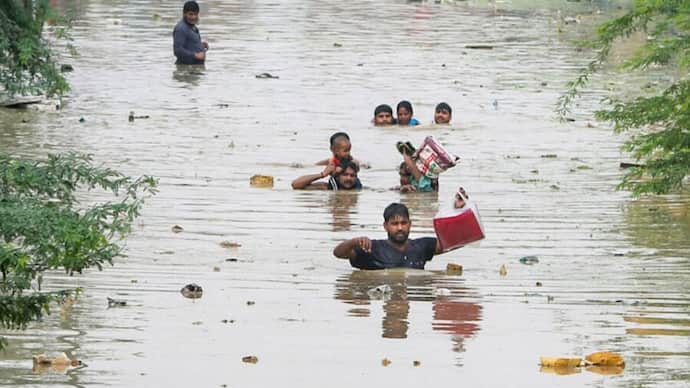 delhi flood Yamuna river Water level dangerous mark 