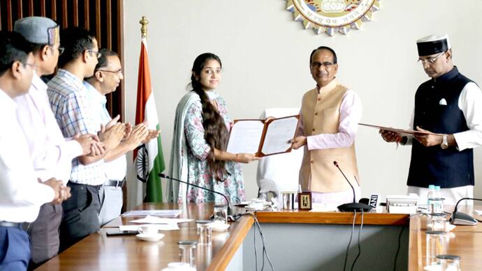 shivraj-singh-chouhan-gave-appointment-letter-to-medical-teachers