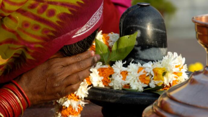 July 31 auspicious Monday of the month of Sawan Shravana perform the Shiv Puja of Adhikamas like this 
