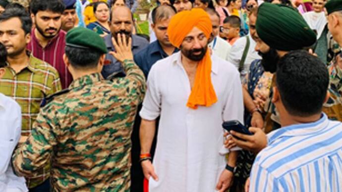 Sunny Deol saluted the flag among the army in Mhow