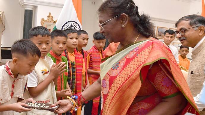 President-Draupadi-Murmu-celebrated-rakshabandhan-with-tribal-kids