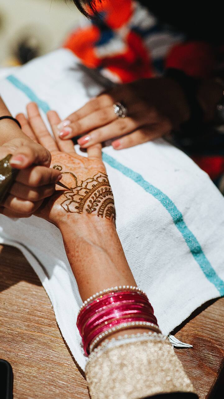 Karwa Chauth Dark Mehendi 2022,5 मिनट में लगेगी और 2 मिनट में रचेंगे हाथ,  करवा चौथ पर लगाएं ये खास मेहंदी - karwa chauth mehendi do not waste money  use this henna