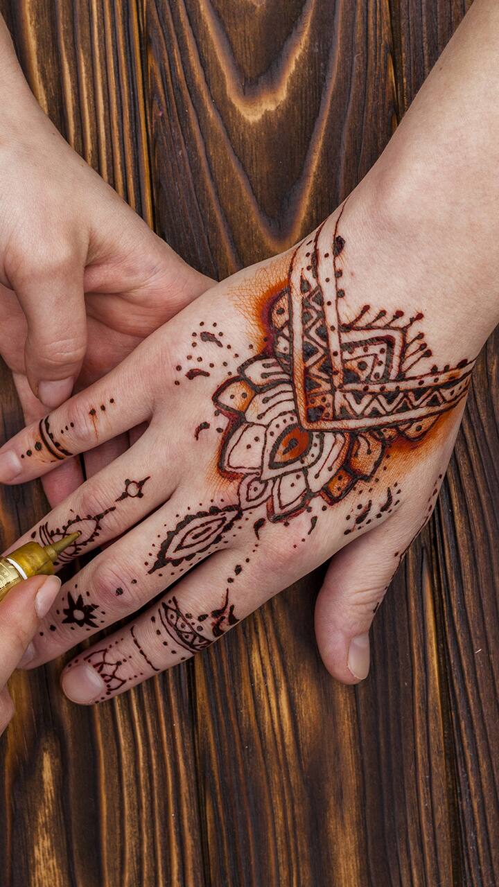 Sawan Mehndi Designs: सावन में हाथों को सजाना है सिंपल लेकिन खूबसूरती  मेंहदी से, तो सेव कर लें ये डिज़ाइन्स - simple trending unique mehndi  designs in this sawan season