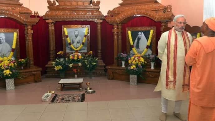 PM Modi at Swami Vivekanand statue