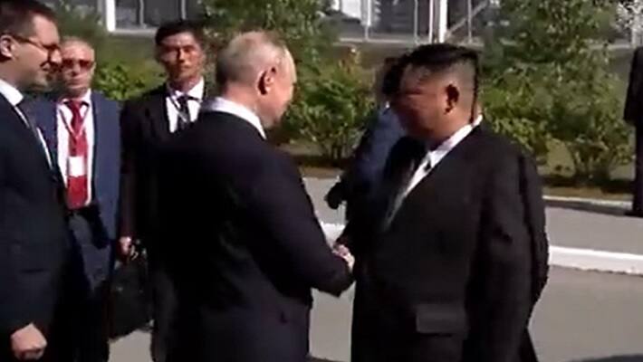 Vladimir Putin welcomes Kim Jong un 