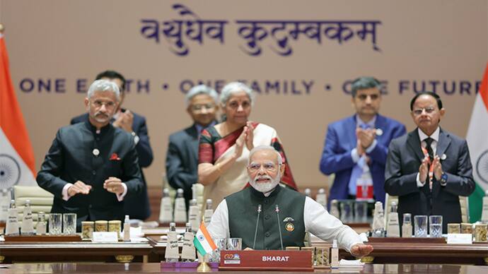 PM Narendra Modi listened to the experiences of the workers and officials on duty at the G20 Summit bsm
