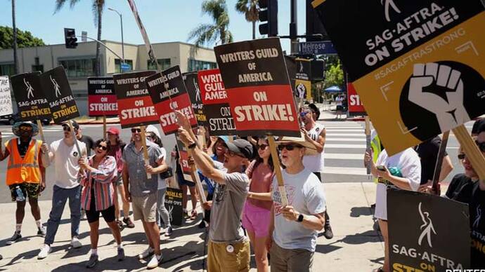 hollywood writers body agrees to end strike 