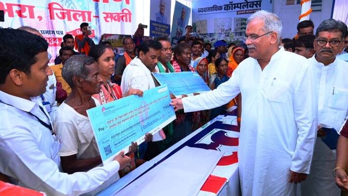 CM-Bhupesh-Baghel-distributed-materials-to-beneficiaries-under-various-schemes