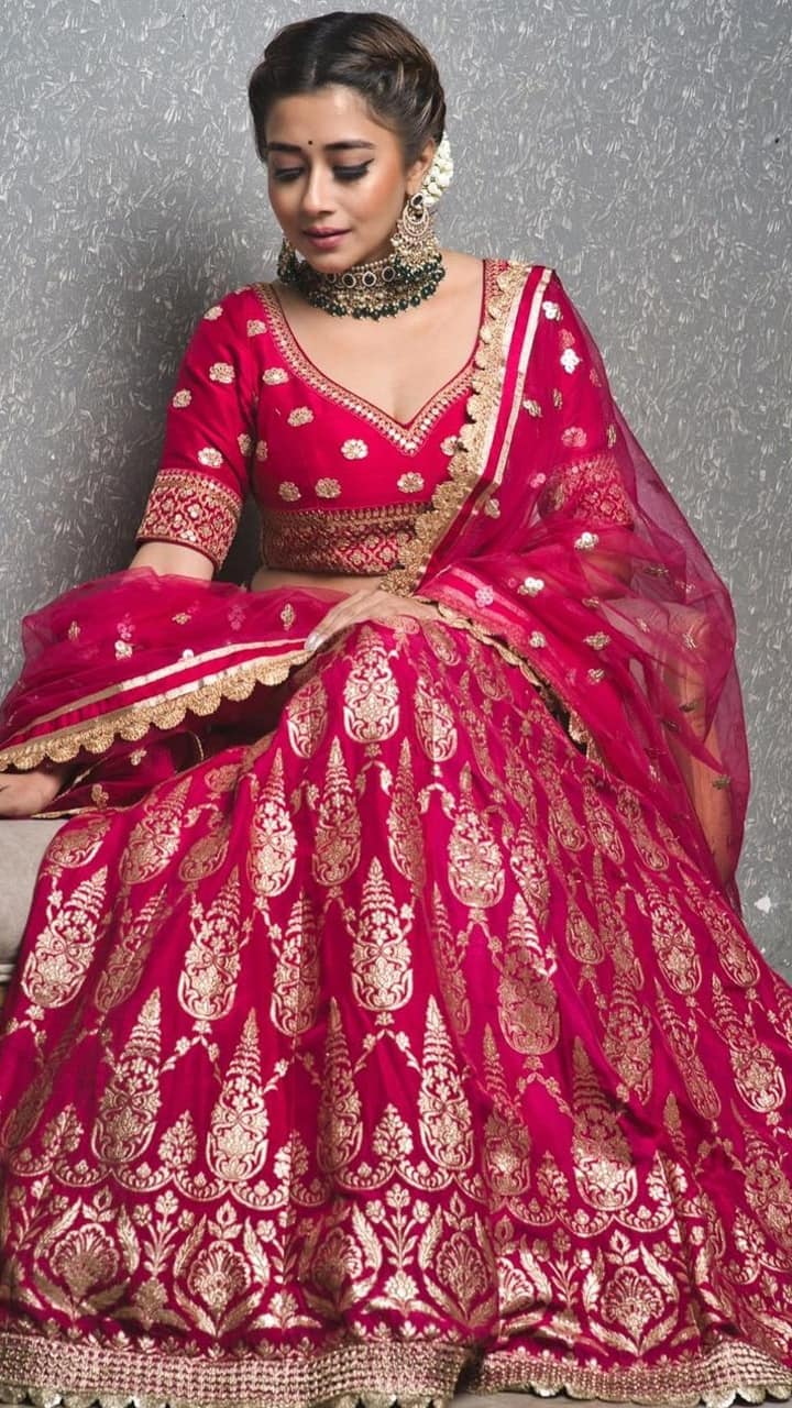 भारी भरकम लहंगा छोड़ शादी के लिए चुनें साड़ी, इन सेलेब्स की ब्राइडल लुक से  लें Idea - leave the heavy lehenga and choose a sari for the wedding-mobile