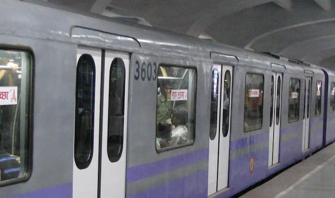 About 8 lakh passengers boarded metro rail on Panchami record rush on occasion of Durga Puja bsm