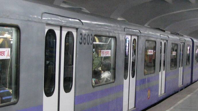 About 8 lakh passengers boarded metro rail on Panchami record rush on occasion of Durga Puja bsm