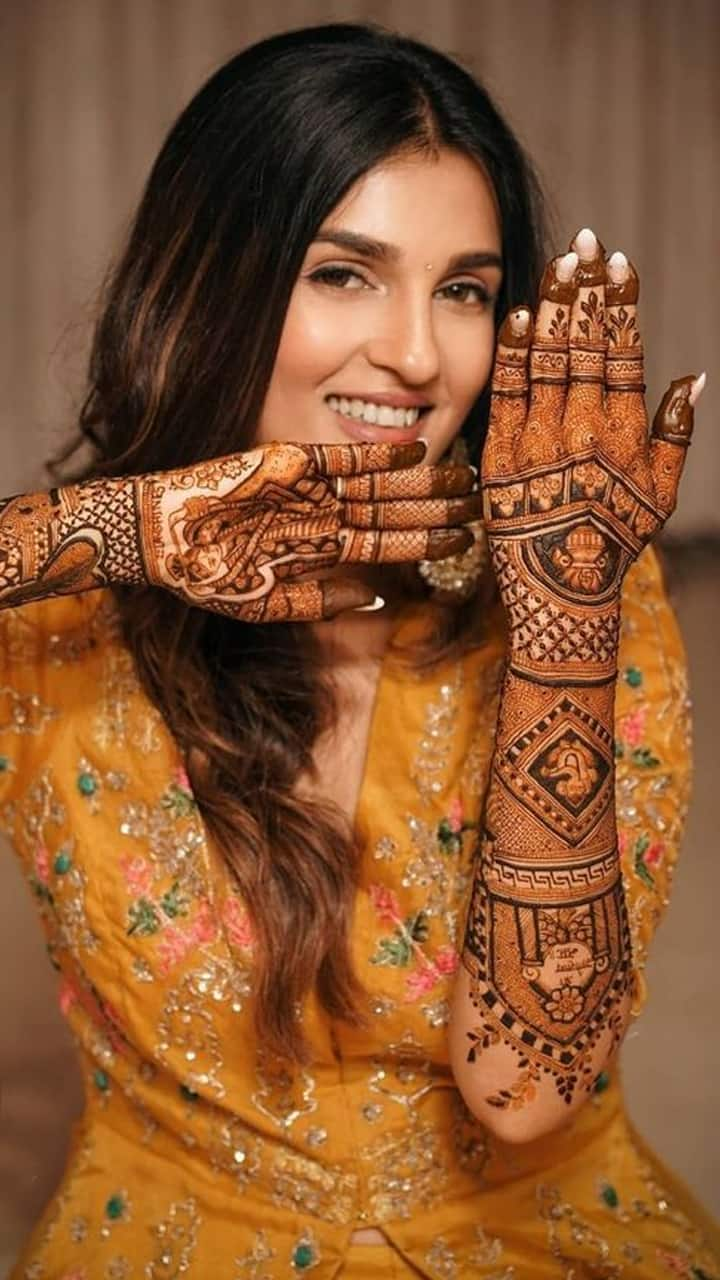 Karwa Chauth 2022: Try 5 Beautiful Mehndi Design Ideas To Impress Your  Hubby In Festive Season - करवा चौथ पर ट्रेंड कर रहे हैं मेहंदी के ये 5  डिजाइन, खूबसूरती में लगा देंगे चार चांद