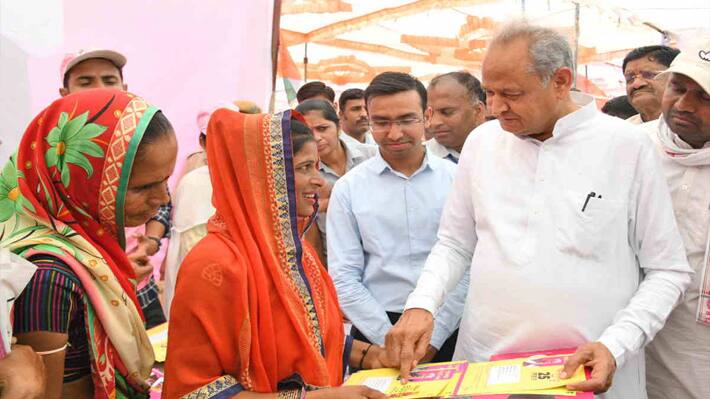 Ashok Gehlot with women