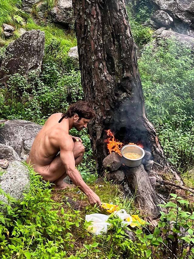 Vबॉलीवुड एक्टर ने हिमालय में कराया न्यूड फोटोशूट, चरवाहे से... - Bollywood actor got nude photoshoot done in Himalayas, met shepherd...