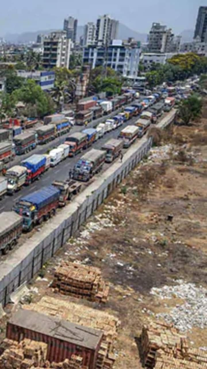 truck strike india photo 1704115089475