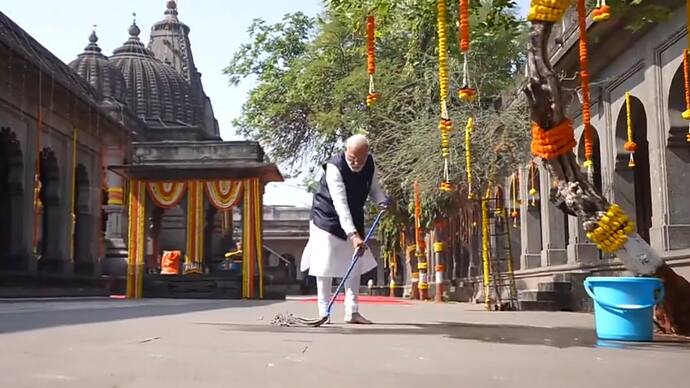PM Modi mops Nashiks Kalaram temple ahead of Ram Mandir event by participating in cleanliness drive bsm