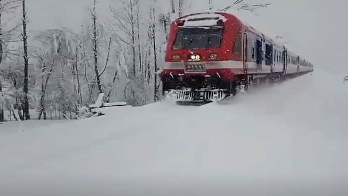 Railway Minister Ashwini Vaishnaw shared video of train running through snow in Kashmir watch viral video bsm
