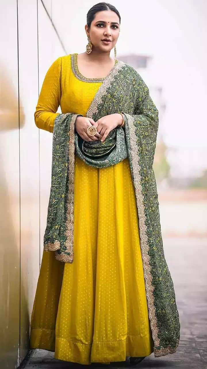 सूट कुर्ती के लिए Fabric कैसे Choose करे? #punjabisuit #fashion  @Ranneetifashionpoint | New punjabi suit, Suits design, Punjabi suits