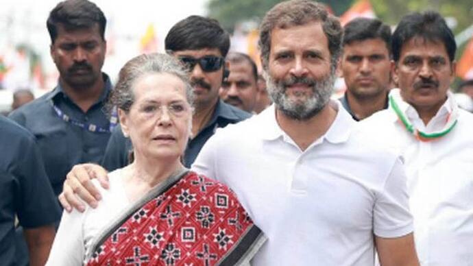 Priyanka Rahul with Sonia Gandhi