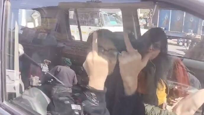 Woman abuses shows middle finger to farmers blocking road during Bharat Bandh watch viral video of farmers protest bsm