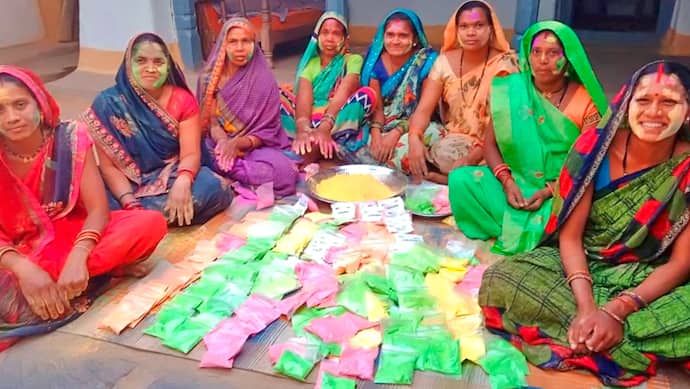 Mahasamund-self-help-group-women-making-herbal-gulal