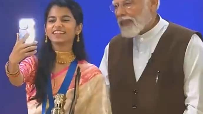 PM Modi Video: পুরষ্কার বিতরণী অনুষ্ঠানে হালকা মেজাজে মোদী, দেখুন অনুষ্ঠানের কিছু ভাইরাল হওয়া ভিডিও 
