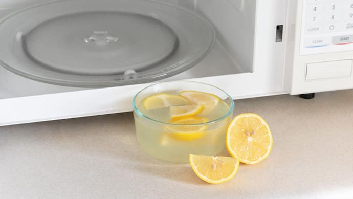 clean-microwave-with-lemon